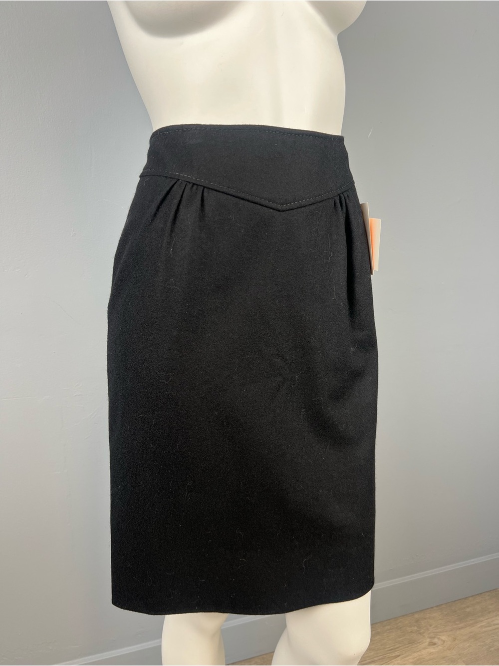 Vintage Valentino Black Ruffle Detail Knee-Length Skirt made in Italy - Picture 2 of 6